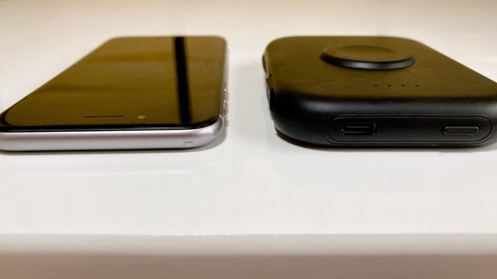RorryモバイルバッテリーとiPhoneSE2の高さ比較