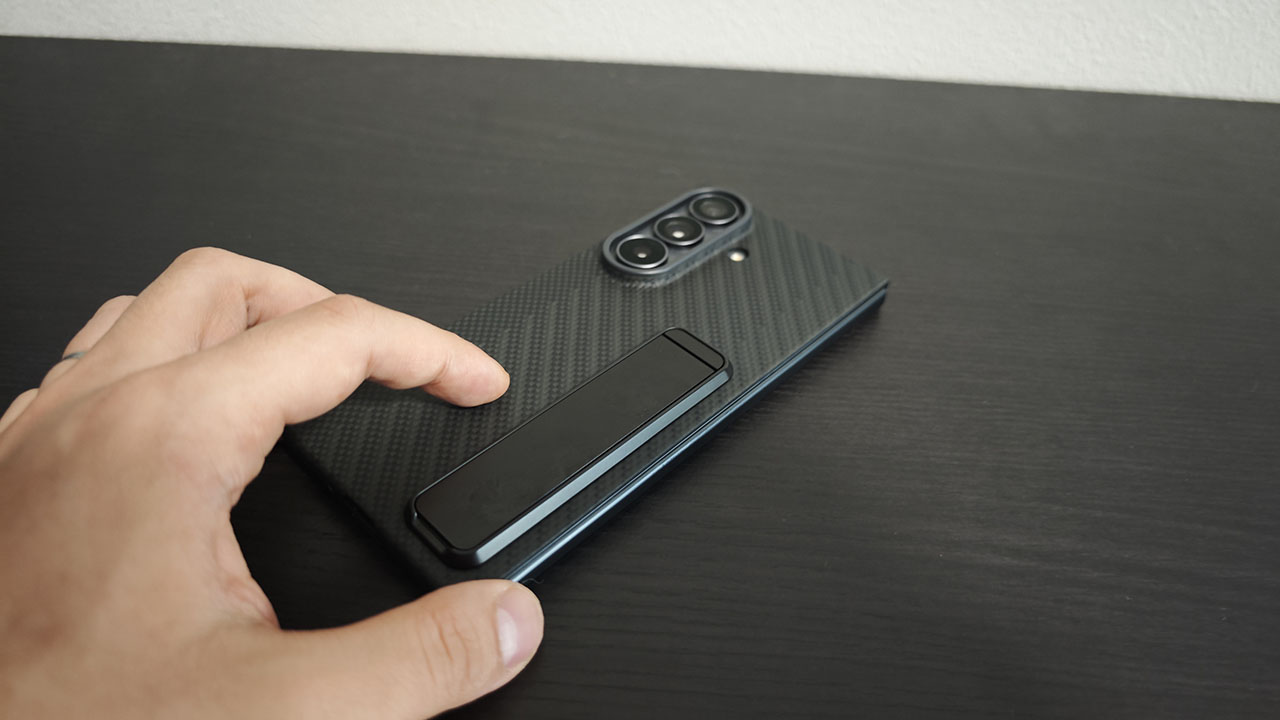 Galaxy Z Fold8 Ultra Carbon Standing Case