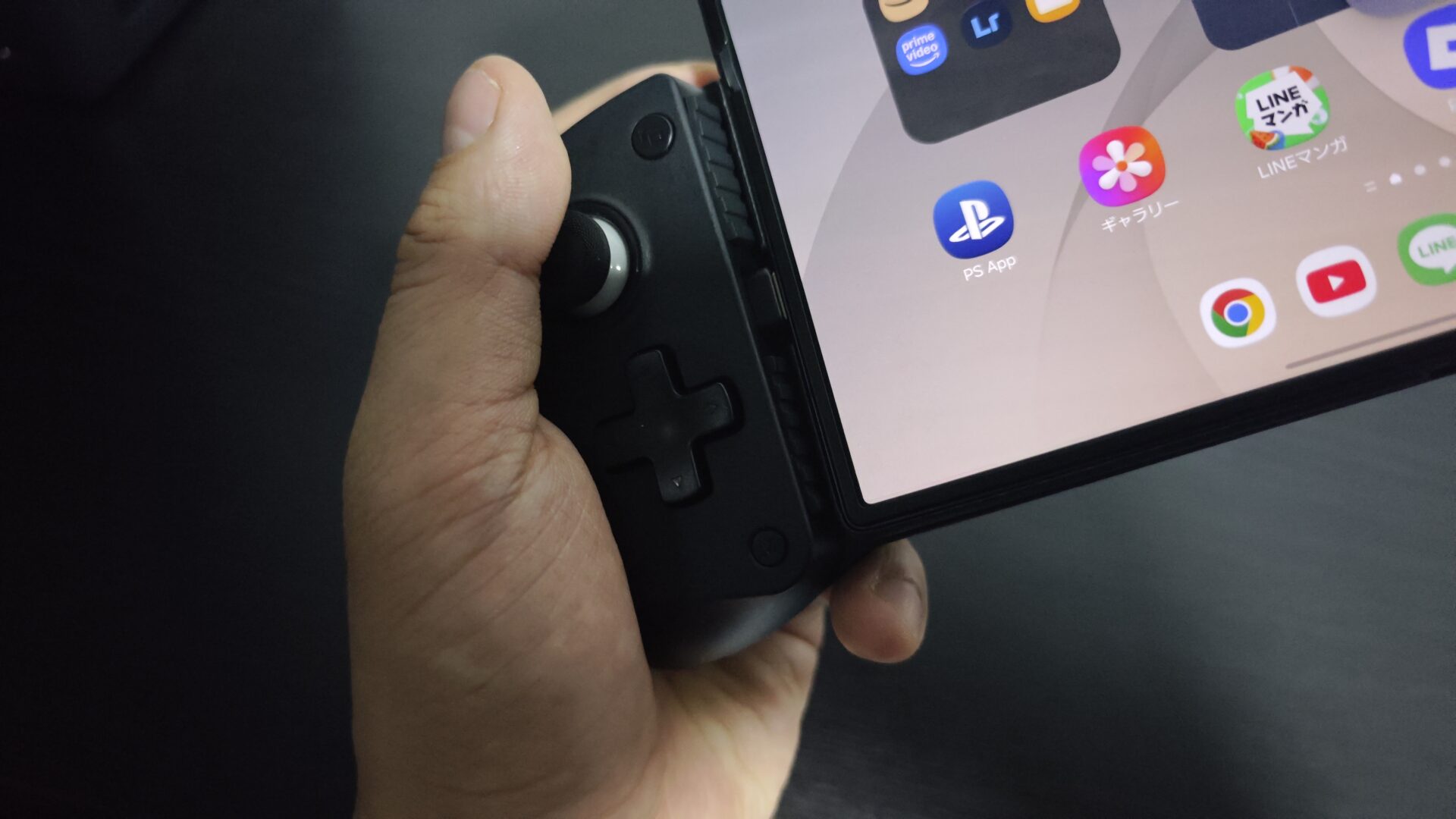 GameSir X5 Lite に折り畳みスマホを閉じた状態で装着