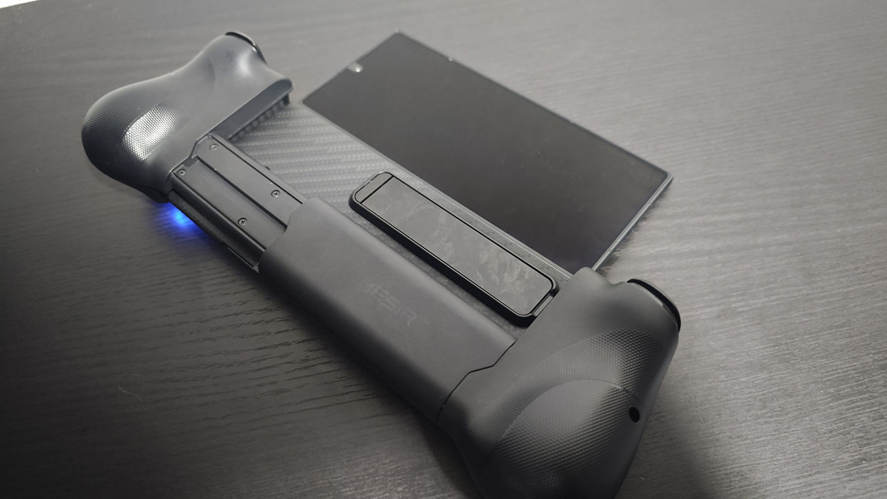 GameSir X5 Lite に折り畳みスマホを開いた状態で装着した背面