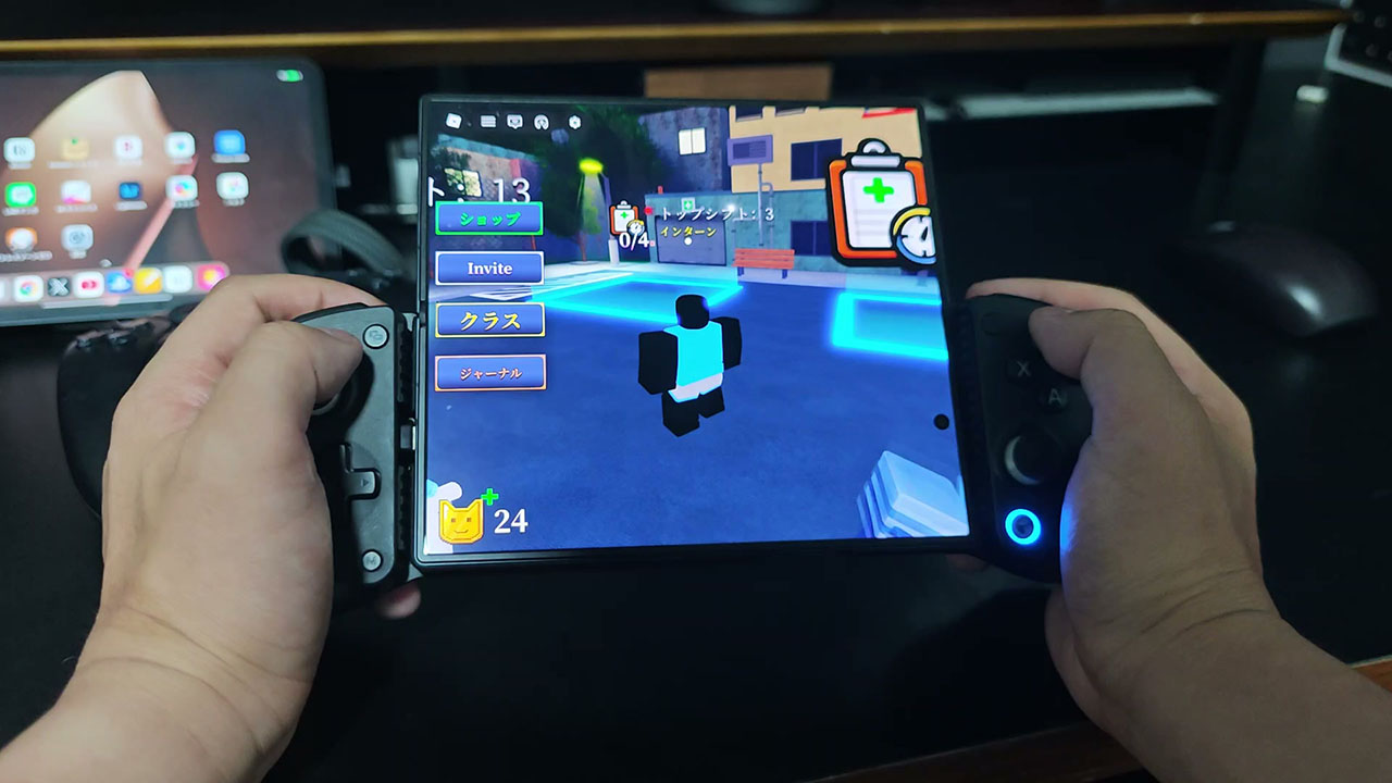 GameSir X5 Lite で折り畳みスマホを開いた状態でプレイ