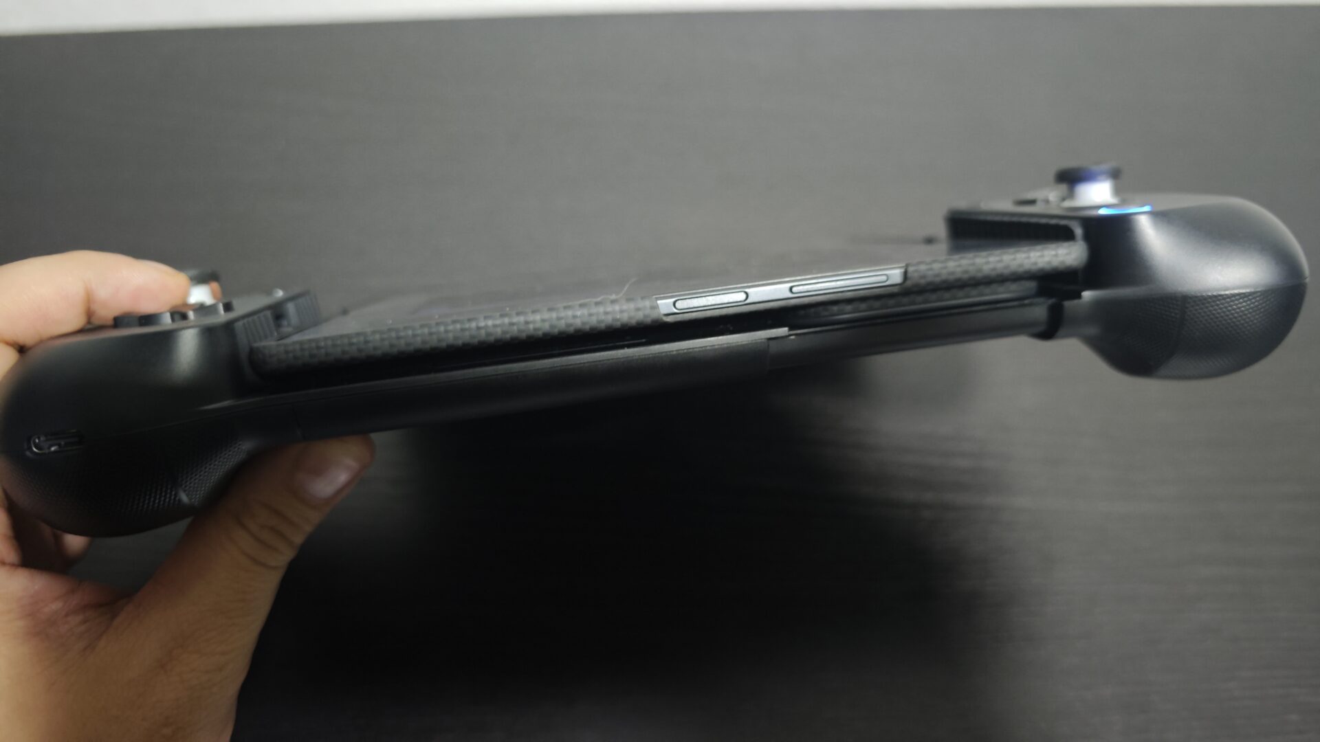 GameSir X5 Lite を装着した状態の厚み