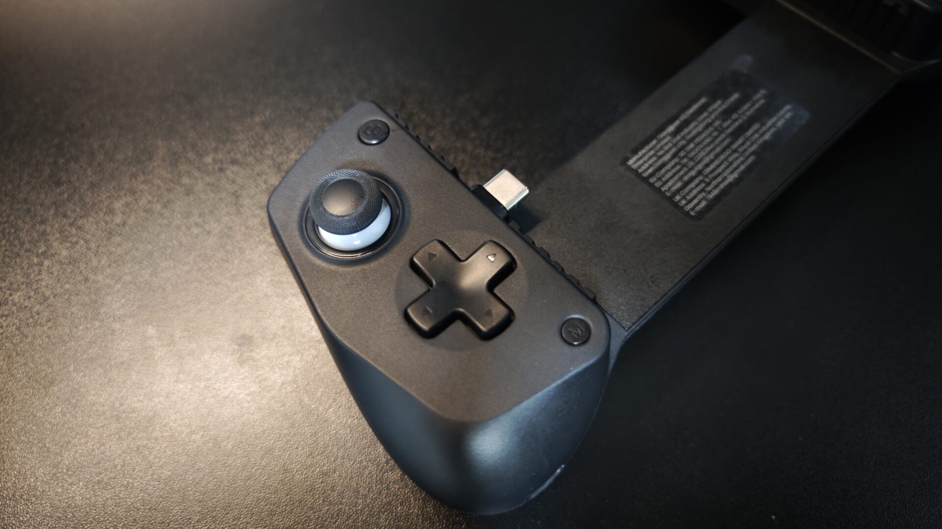 GameSir X5 Lite の左グリップと接続端子