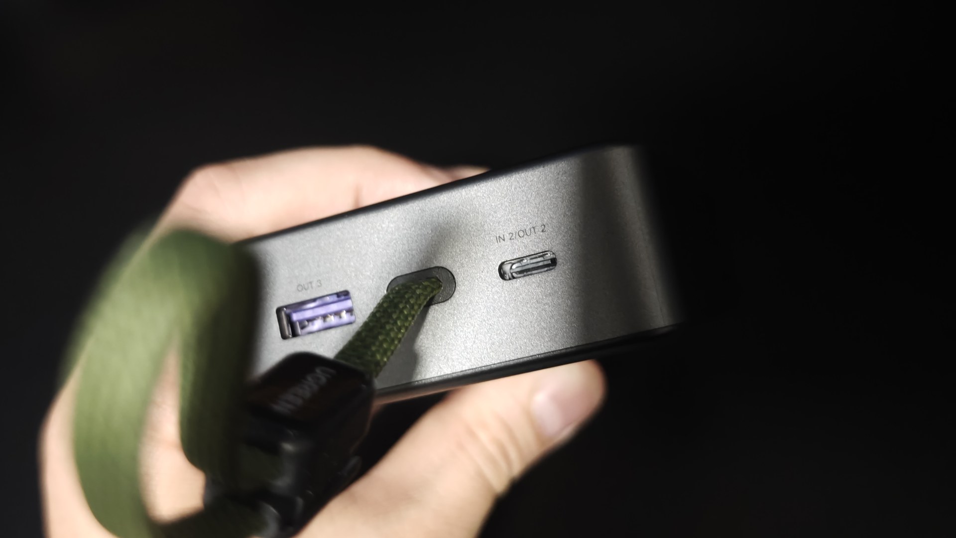 UGREEN Nexode Wavy のUSB-CポートとUSB-Aポート