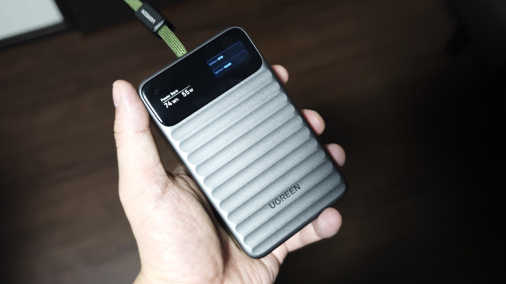 UGREEN Nexode Wavy 20000mAh を手に持ったサイズ感