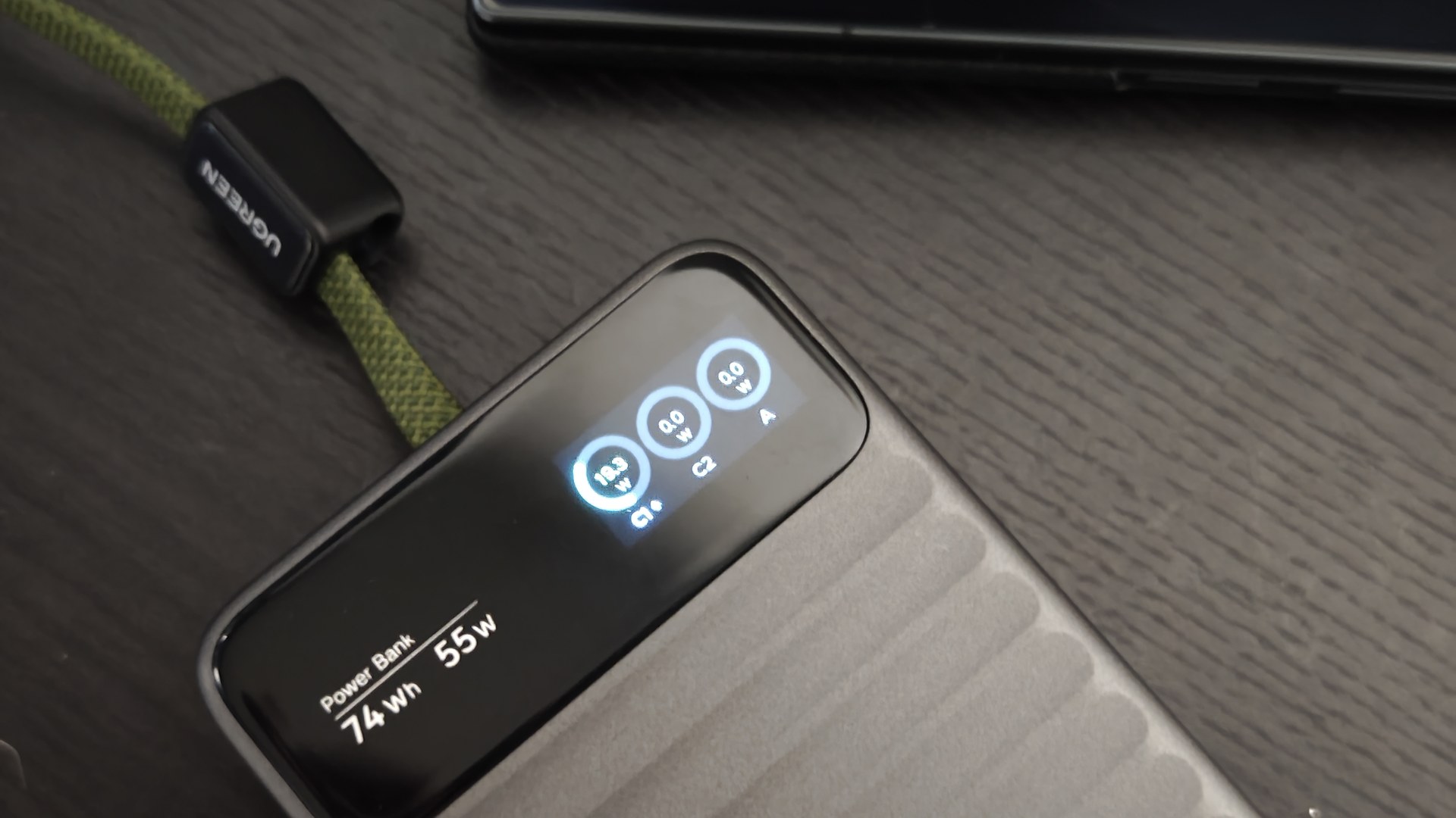 UGREEN Nexode Wavy ディスプレイのポート別出力表示