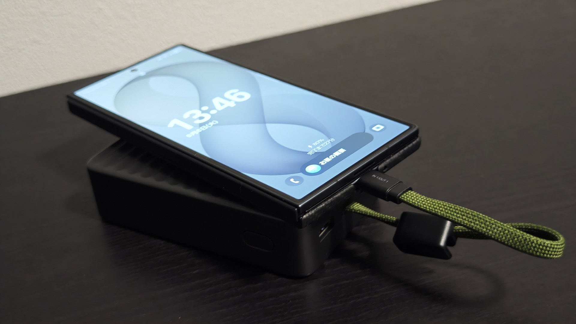 UGREEN Nexode Wavy でスマートフォンを充電