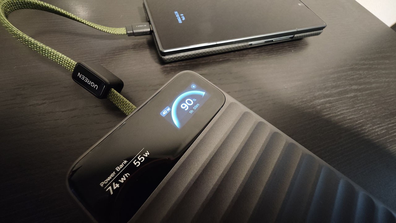 UGREEN Nexode WavyでGalaxy Z Fold8 Ultraを充電中、ディスプレイに40Wと表示